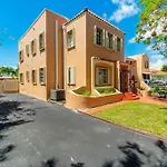 Tropical Charm - Little Havana/Calle Ocho 2